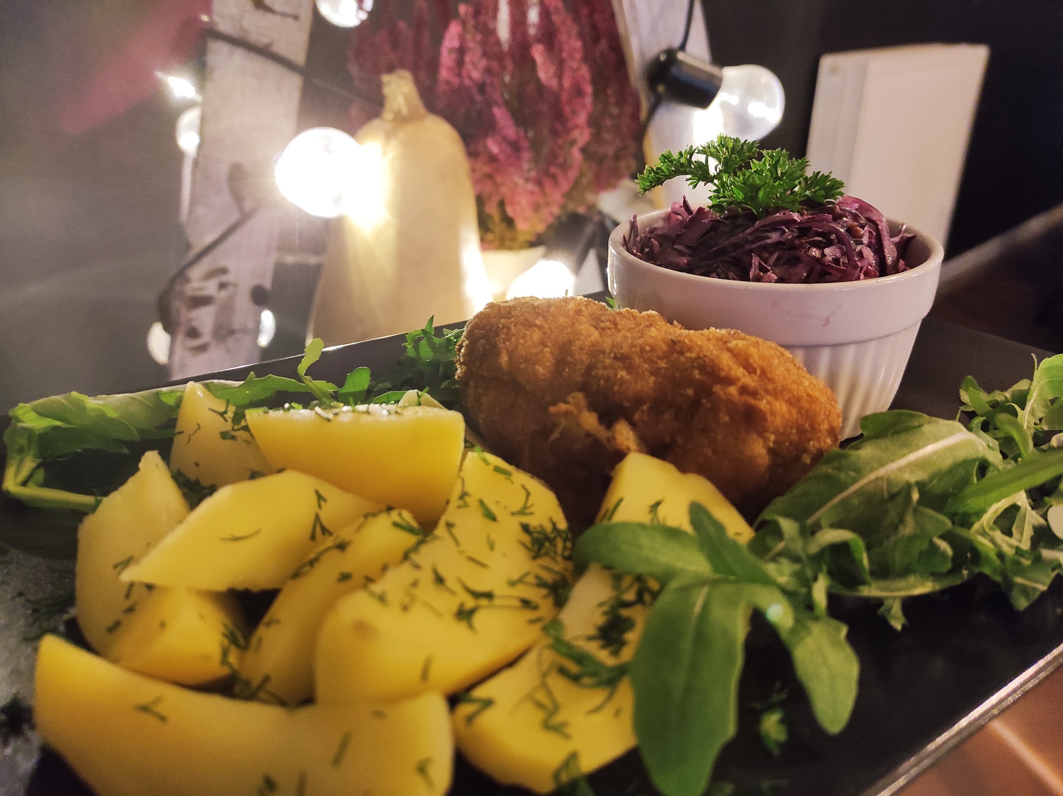 Kotlet panierowany z młodymi ziemniakami i surówką z czerwonej kapusty