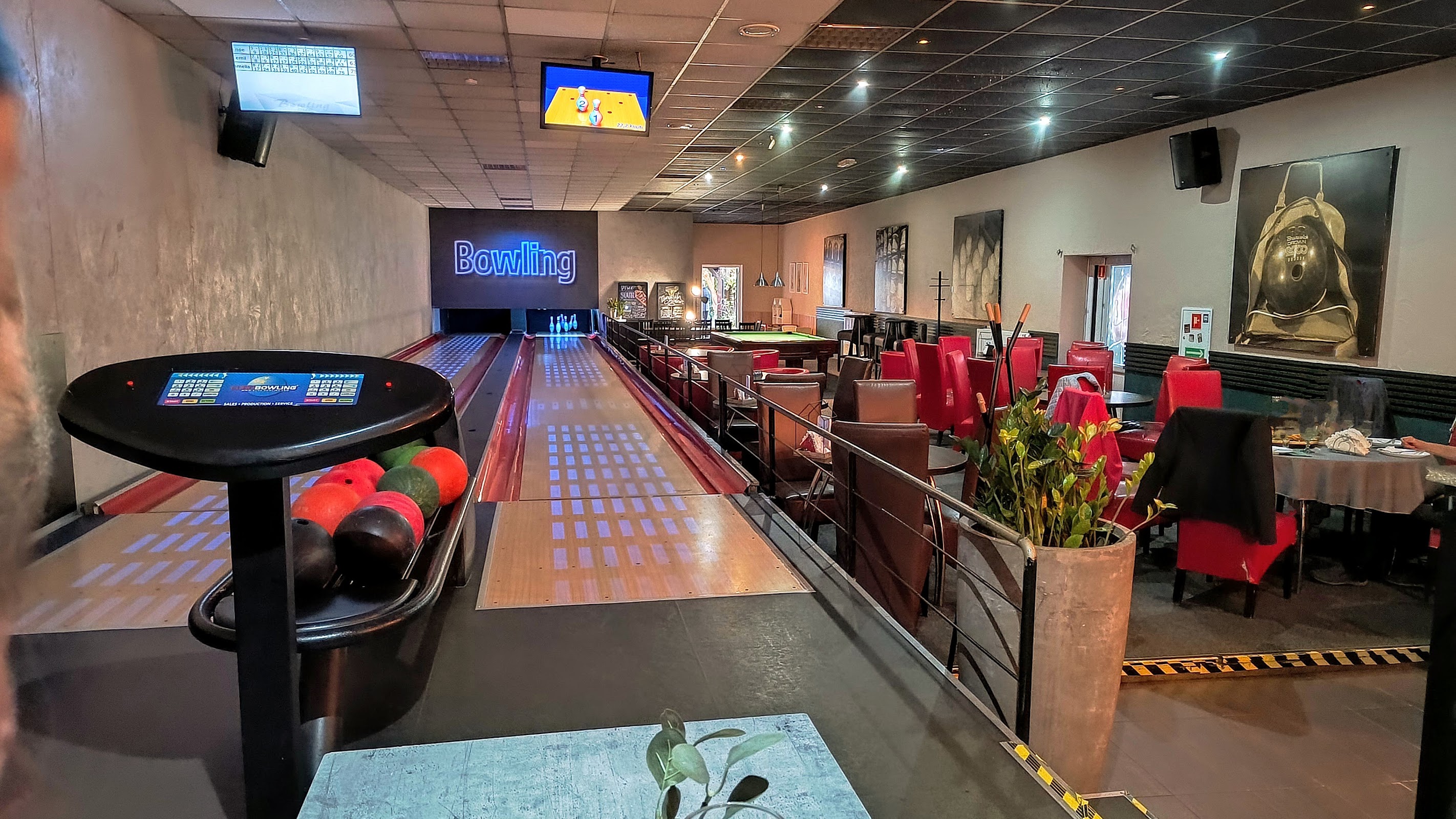 Tory bowlingowe i strefa restauracji w Bowling Pub w Zduńskiej Woli
