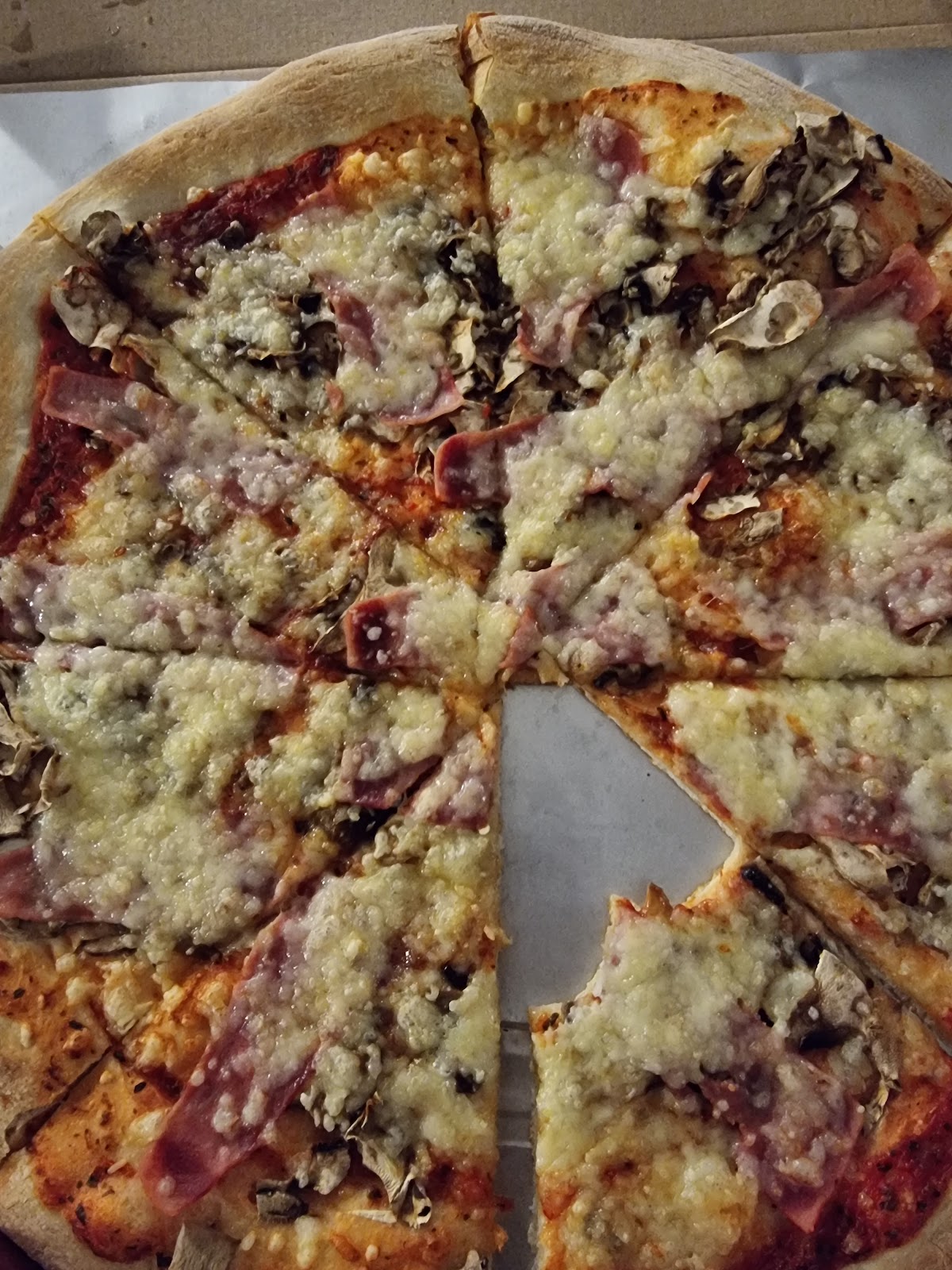 Pizza z szynką i pieczarkami z pieca w Bowling Pub
