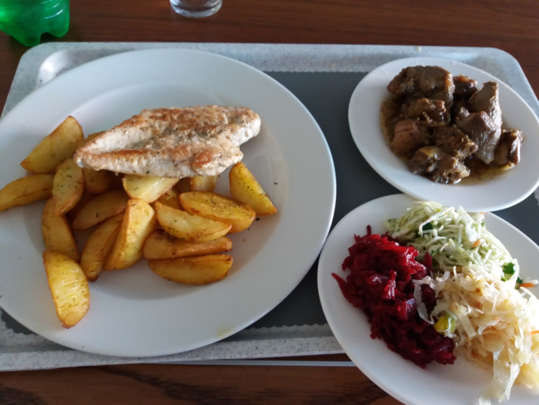 Polski obiad - filet, gulasz, surówki