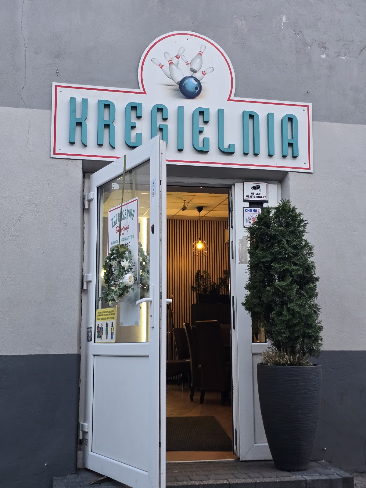 Wejście - szyld KRĘGIELNIA
