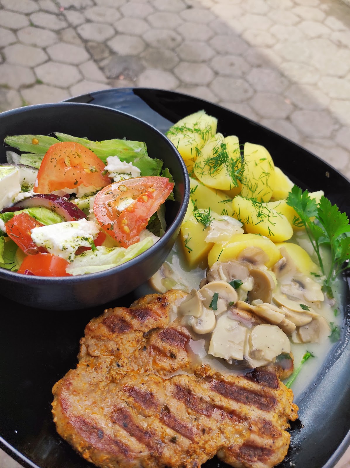 Grillowany schab z pieczarkami i świeżą sałatą