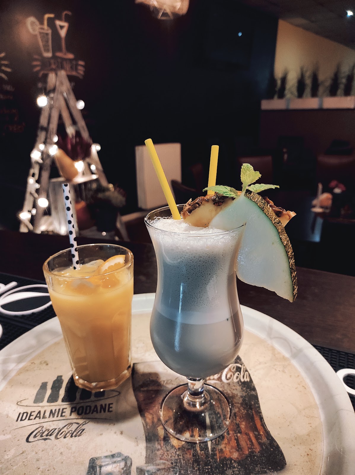 Drinki z drink baru - koktajl tropikalny i sok pomarańczowy